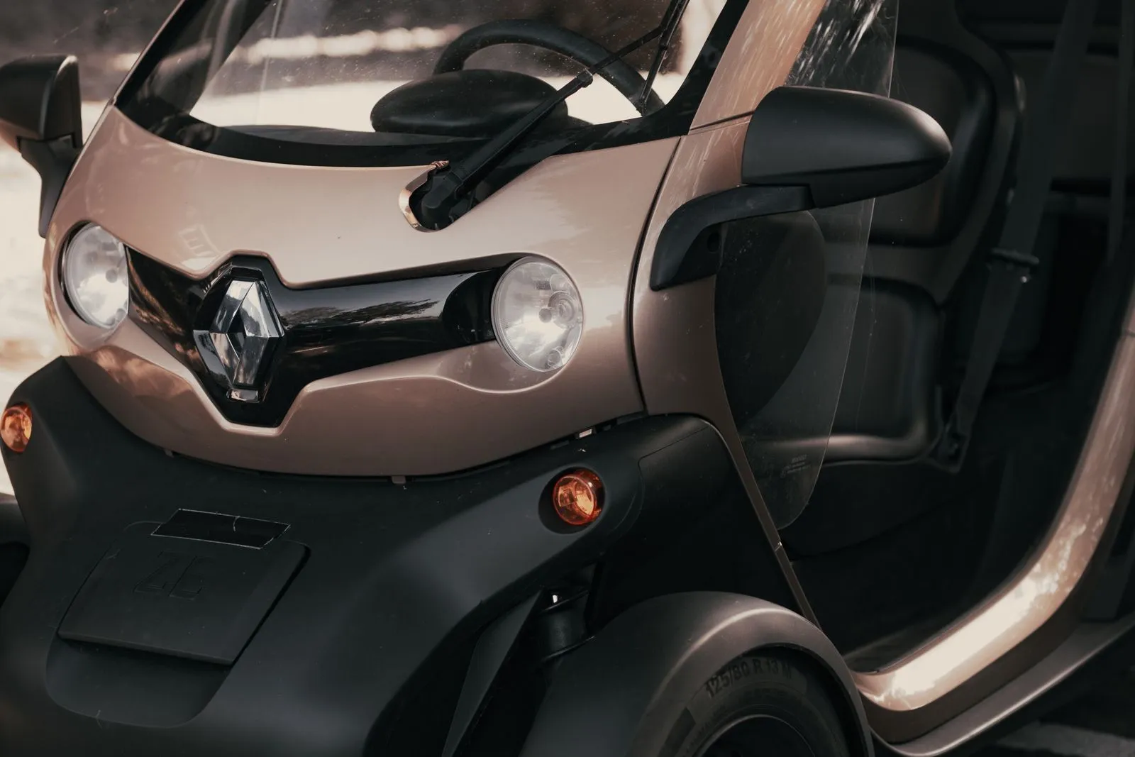 Il muso di un quadriciclo elettrico a due posti, color sabbia